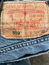 Load image into Gallery viewer, Levi&#39;s 559 Distressed Jeans