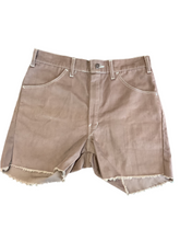Load image into Gallery viewer, Big Yank Cutoff shorts